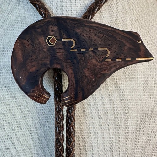 Incredible Vintage Brass Inlay Carved Western Wood Bolo Tie Artist Signed - Picture 4 of 13