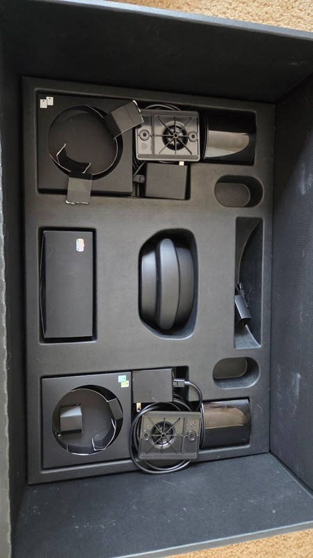Valve index, great condition rarely used. Original packaging, tested and works