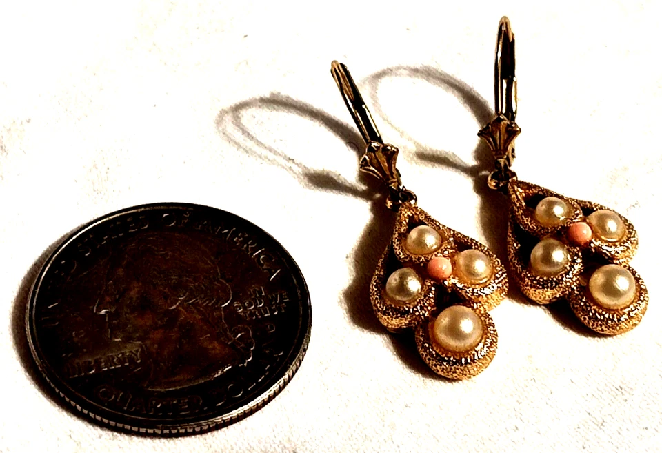 De Colección Par de Pendientes Avon 1.25" Gota Rosa Piedra Central Imitación Perlas Tono Dorado Metal Foto 3 de 4