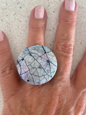 Anillo Cuerno Negro Incrustaciones Madreperla Mosaico Tallado Concha Talla 7 Declaración Foto 1 de 4