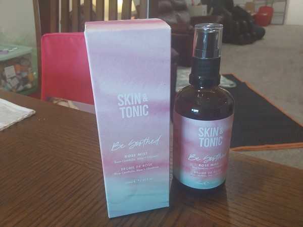 Niebla/tónico facial Skin & Tonic Be Soothed Rose agua de rosas orgánica y aloe talla FL