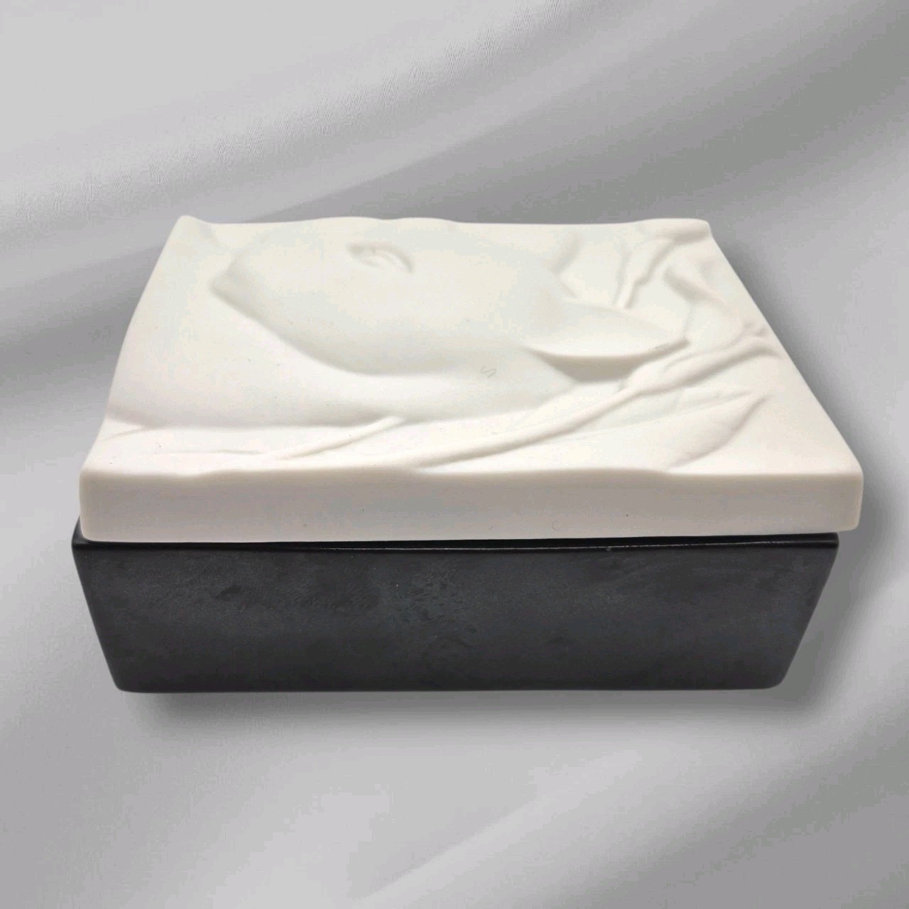 Vintage 1980s Crowning Touch Cat & Calla Lily Porcelain Trinket Box Japan