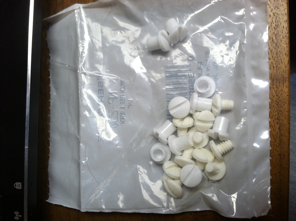 PACK DE 10 POSTES Y TORNILLOS DE NYLON 1/4" Foto 2 de 2