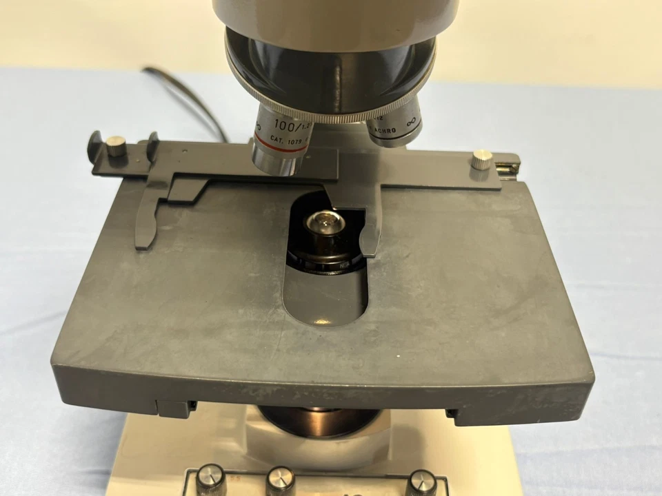 Microscopio binocular AO One-Ten 1130 con objetivos y oculares 4x 10x 45x 100x Foto 3 de 4