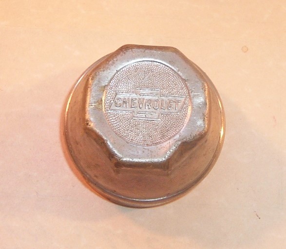OLD ANTIQUE CHEVROLET CAR OR TRUCK GREASE OR HUB CAP WOOD / WIRE SPOKE WHEEL