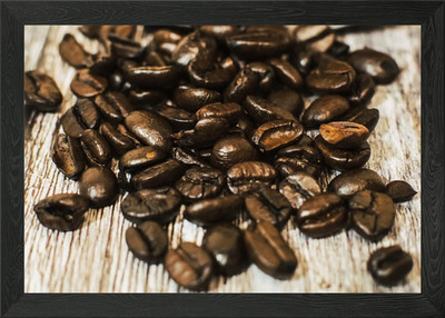 Geröstete Kaffeebohnen auf Holzbrandung gerahmtes Wandbild Poster Leinwanddruck Bild