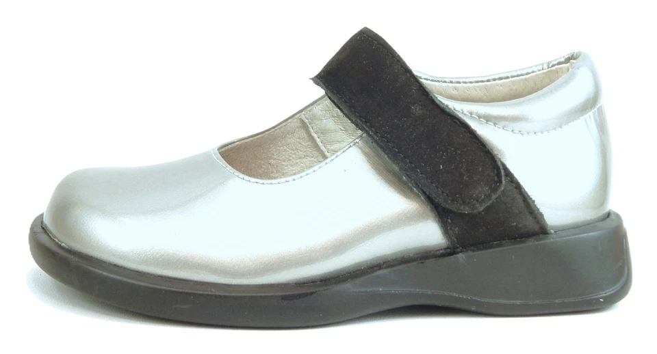 DE OSU-FARO - Spain - Girls Silver Patent Leather Dress Shoes - European -Size 8 - Image 2 of 4