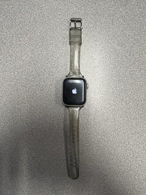 Apple Watch SE GPS only 1st Gen (A2351) 40MM - Starlight/Silver