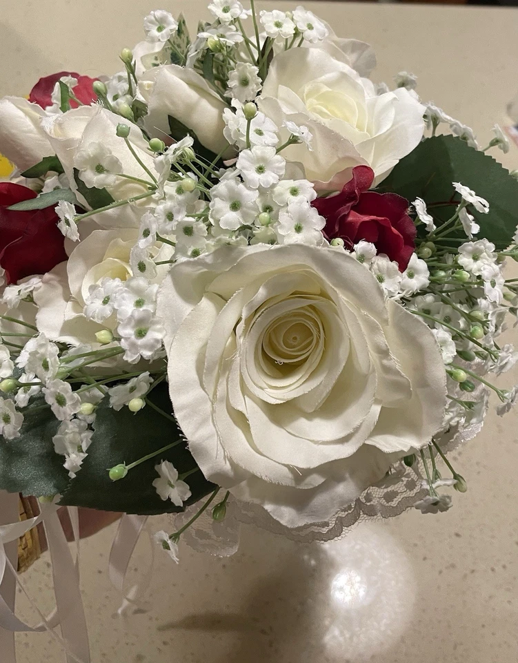Elegante ramo de boda de flores artificiales de seda con soporte de encaje de rosas blancas y rojas Foto 4 de 4