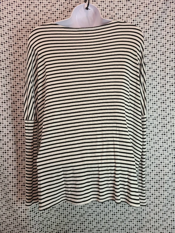 Francesca's Alya Casual Knit Dolman Top Size Sm - EUC - Image 3 of 4