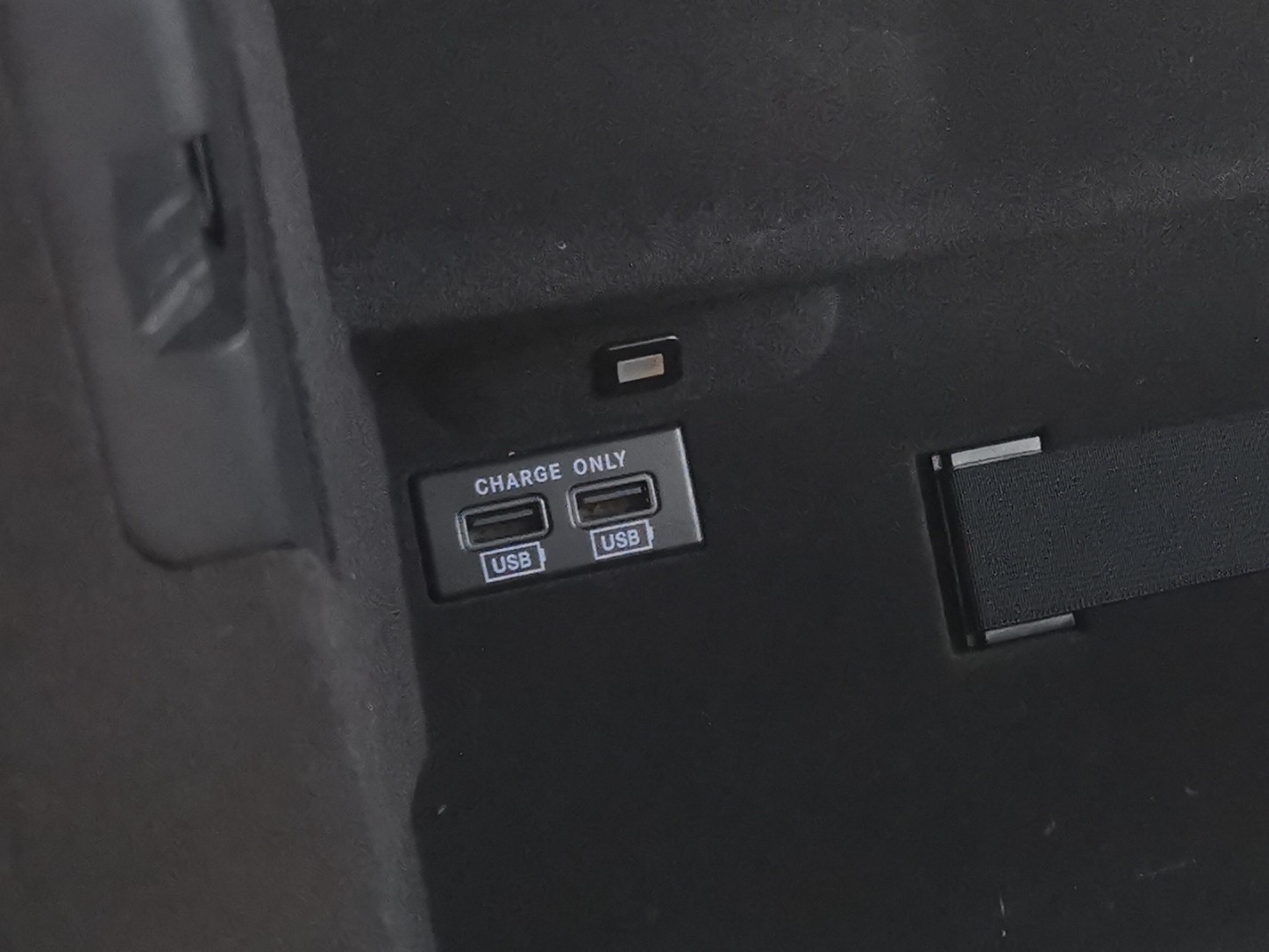 Maserati Levante 3.0 L AWD 2017 Right Side Passenger Glove Box Storage 0518285AA