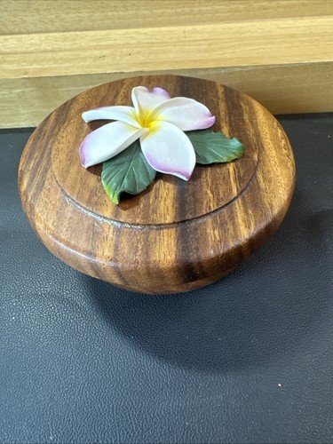 VTG Round Wooden Jewelry Trinket Box Pink Hibiscus Flower on Lid 3D 2”T 3.5”W - Afbeelding 7 van 7