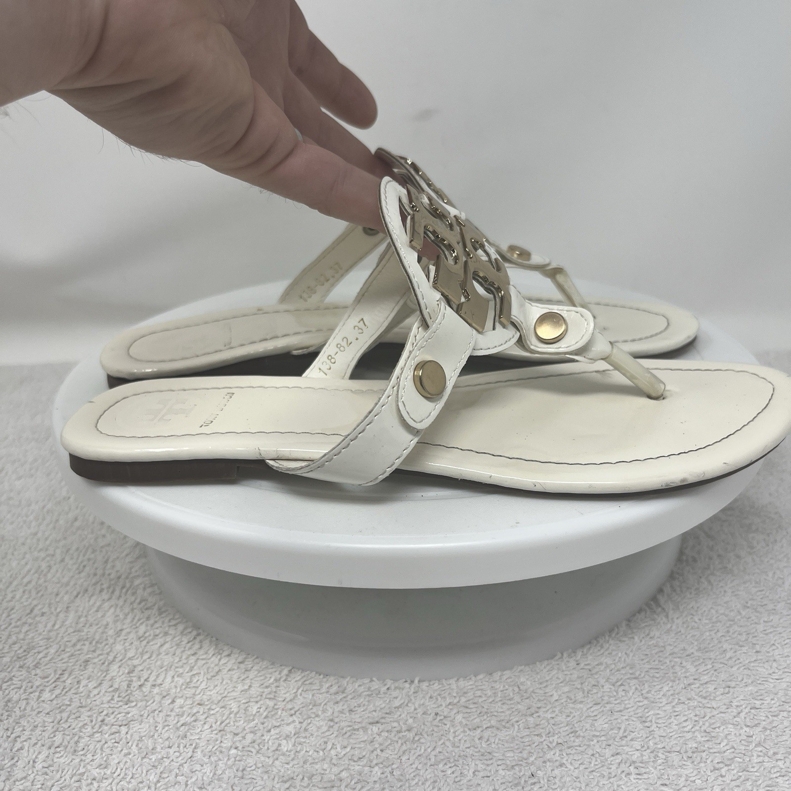 Tory Burch Mini Miller Leather Thong Sandals 7 Ivory Cream Metal Logo Emblem