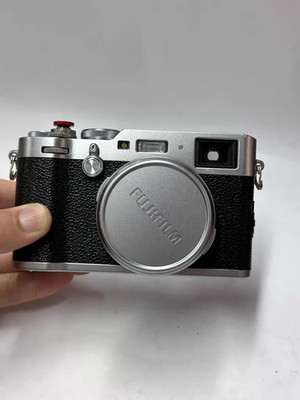 Fujifilm X100F Black24.3MP Digital Compact Cam Sleek Look High-Res Photo Capture