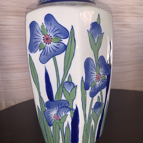 Jarrón blanco japonés iris azul y verde 12" de alto - Imagen 4 de 9
