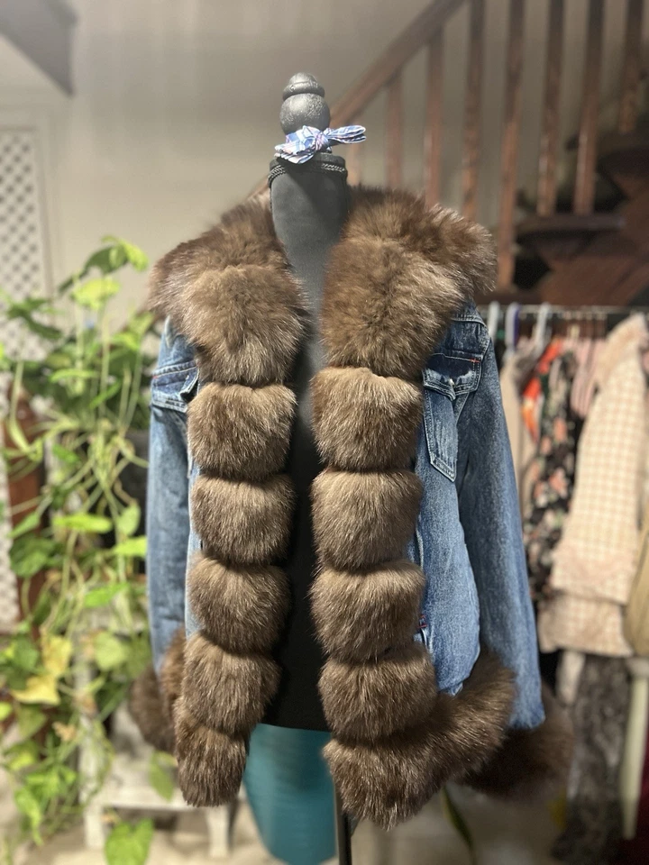 Chaqueta de mezclilla forrada de piel de zorro genuina de lujo - piel de vientre de zorro desmontable de alta calidad Foto 2 de 4