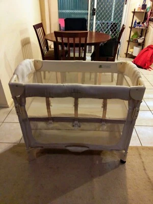 bassinet with collapsible side