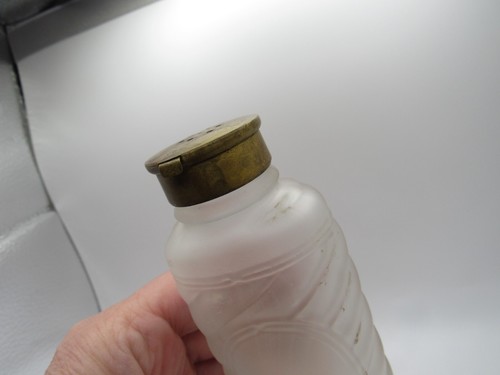 ANTIQUE TALC BOTTLE THREE FLOWERS TALCUM RICHARD HUDNUT original Brass cover - Picture 5 of 14