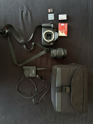 Canon EOS 2000D DSLR Kamera Schwarz mit EF-S 18-55mm Objektiv