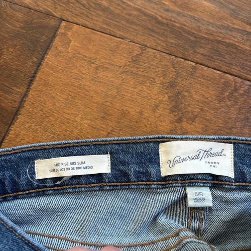 Neu mit Etikett Universal Thread Mid Rise 80er Slim Jeans Medium Denim roher Saum Damen 6 - Bild 8 von 11