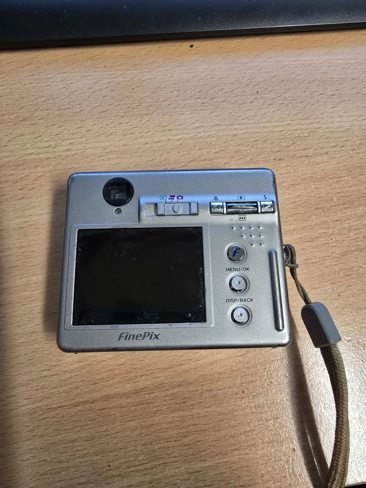 Fujifilm FinePix F Series F450 5.2MP Digital Camera - Silver, photo 4 of 5