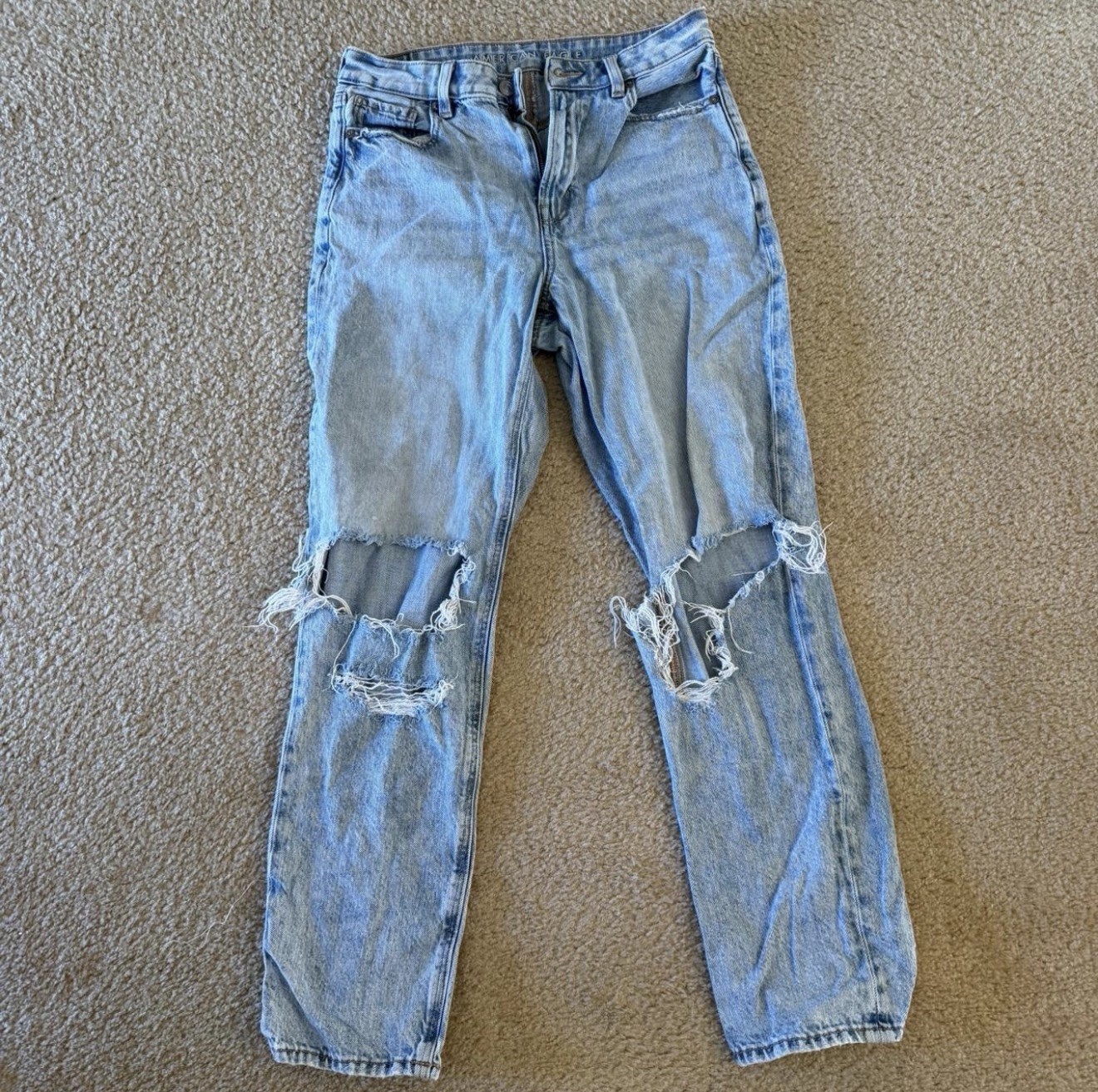 American Eagle Light Wash Distressed Mom Straight Jean Size 8 Long High Rise