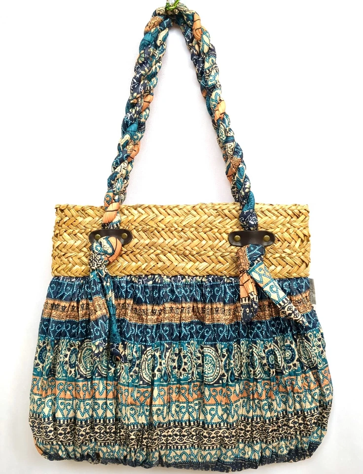 Bolso de Mano Sun 'N' Sand Tejido Paja Volantes Tela Azul Paisley Floral Boho Chic Foto 2 de 4