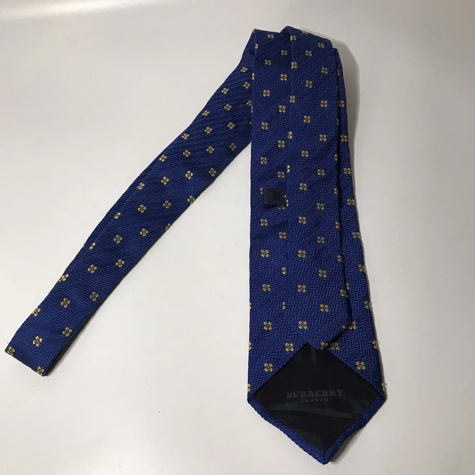 Corbata Burberry London para hombre 100 % seda hecha en Italia flores texturizadas  Foto 2 de 4