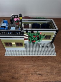LEGO Creator Expert Parisian Restaurant 10243 Modular Buildings Set Minifigures