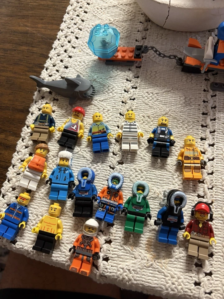 LEGO City/Artic Lote 18 Minifiguras 1 Vehículo Y 2 Perros Y Un Tiburón Foto 2 de 4