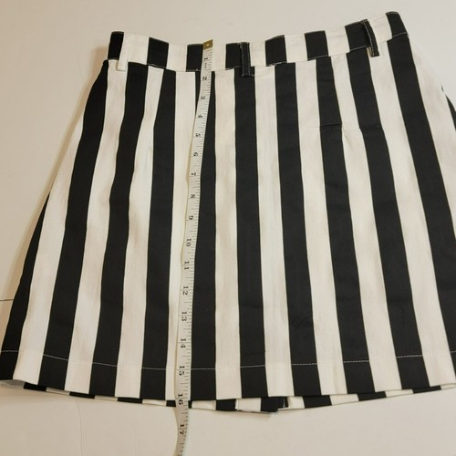 Falda para mujer Elle Rae, M, a rayas blancas y negras con frente plateado a presión, corta, nueva con etiquetas - Imagen 9 de 10