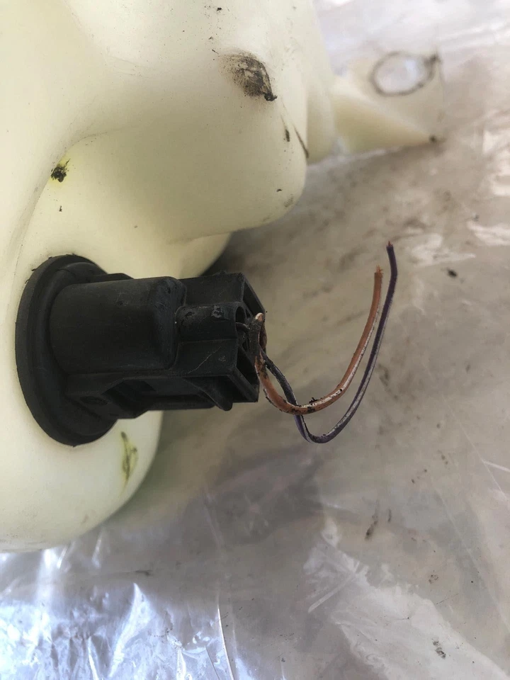 2000-2007 VOLKSWAGEN JETTA EXCEPT GLI Windshield Washer Bottle Reservoir Bottle - Image 4 of 4