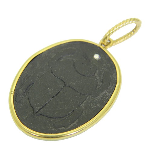 Colgante grande de oro amarillo de 18 quilates de piedra de lava tallada - Imagen 3 de 6