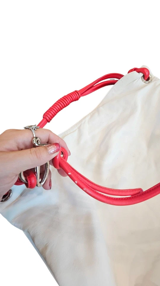Bolso de hombro holgado LOEWE blanco con asa roja Foto 4 de 4