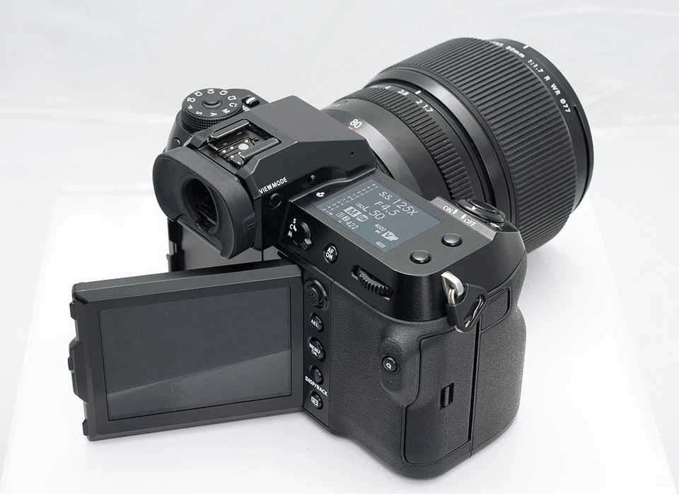 Cámara sin espejo de formato medio FUJIFILM GFX 100S con Fujifilm GF80mm F1.7 R W Foto 4 de 4