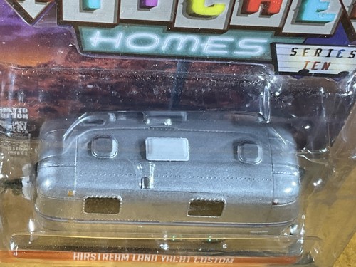 L12-98 GREENLIGHT - CHASE - HITCHED HOMES SERIES 10 AIRSTREAM LAND YACHT CUSTOM - Picture 4 of 9