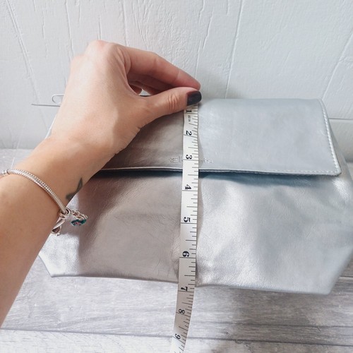 Bolsa de maquillaje Elemis bolsa de cosméticos plata imitación cuero - Imagen 9 de 10