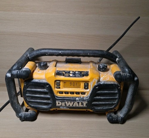 DeWALT DC013 Baustellenradio / Ladegerät & Doppel Power Point 240V