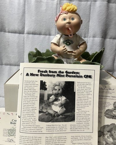 Danbury neuwertige Kohlaufnäher Kind ""Emily Ann"" Puppe komplett in Original Box mit Zertifikat NEU - Bild 9 von 22