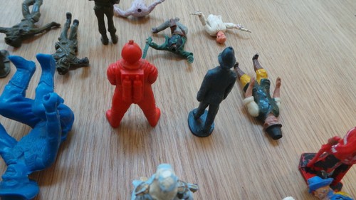 CHERILEA TIMPO CRESCENT BRITANS ETC PLASTIC FIGURES JOB LOT SPACEMAN POLICEMAN - Picture 14 of 17