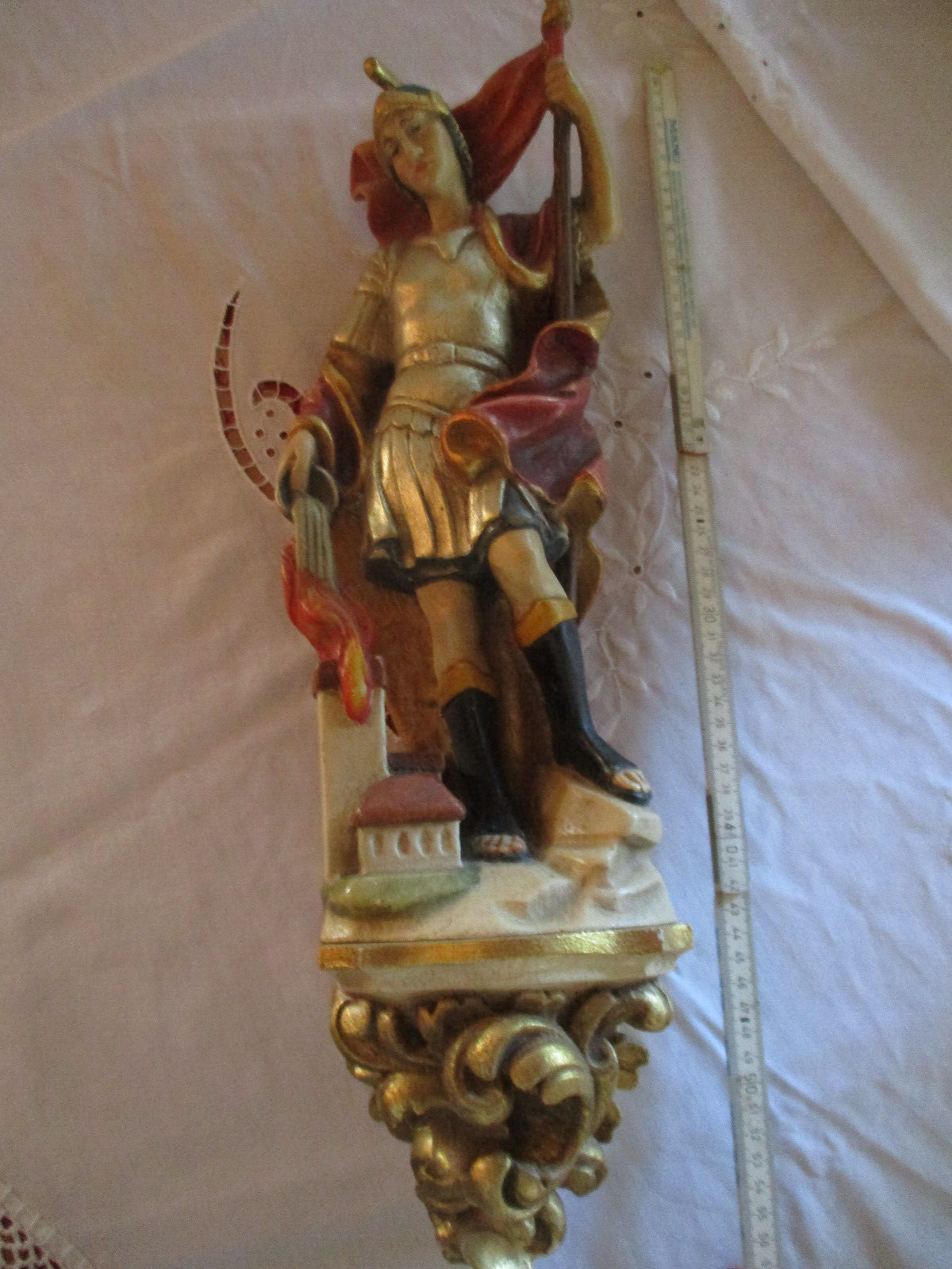 Heiliger St. Florian geschnitzt Schutzpatron für das Haus mit Wandkonsole