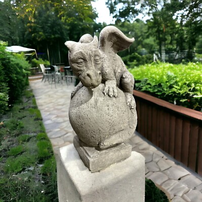 Drache auf Kugel: Massive Steinfigur, Steinguss, 8kg