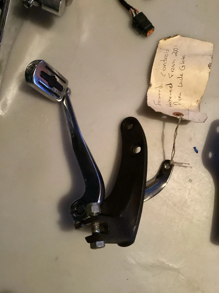 Soporte de montaje controles delanteros derecho e izquierdo Harley Davidson Dyna Wide Glide Foto 4 de 4