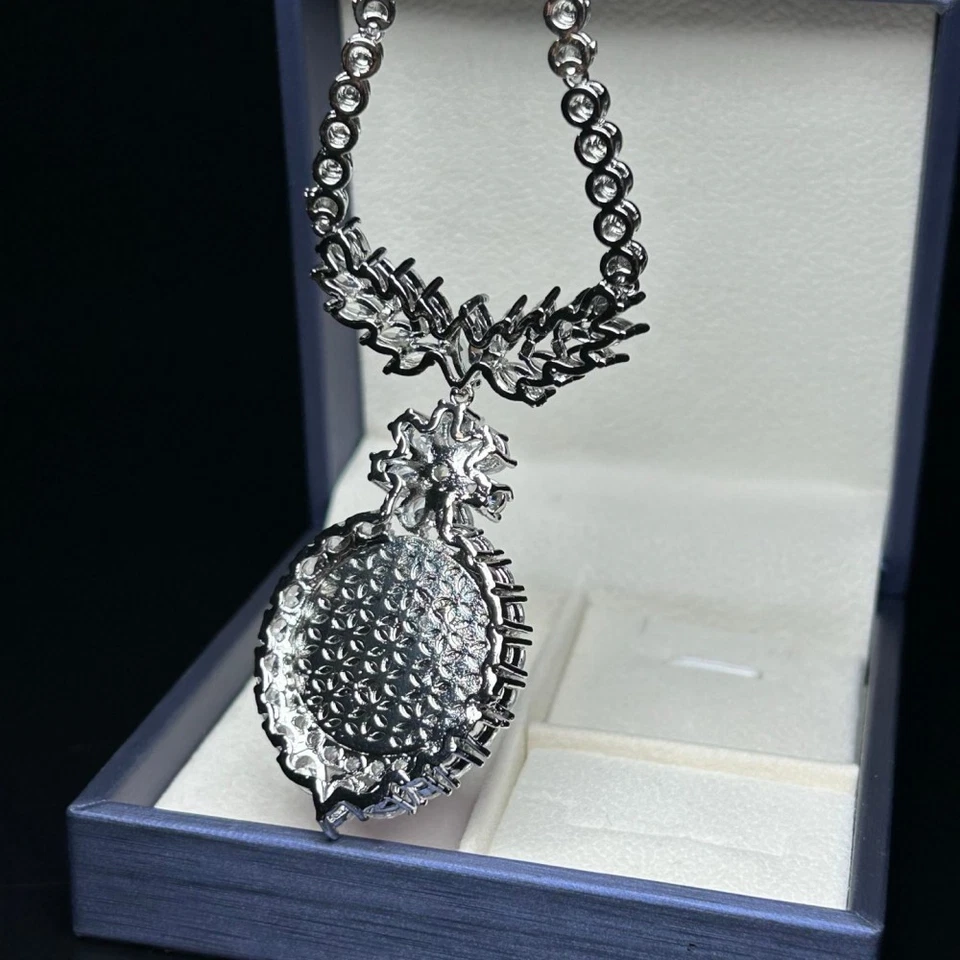 Collar colgante de piedras preciosas de lavanda con diseño de hoja de halo de diamantes de plata de ley Foto 3 de 4