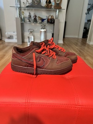 Nike SB Dunk Low City of Love Burgundy  Size 5.5 Excellent Condition No Box