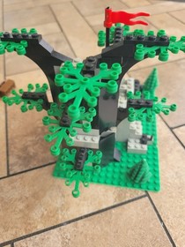LEGO Castle Camouflaged Outpost 6066 Vintage Forestmen, with manual and minis