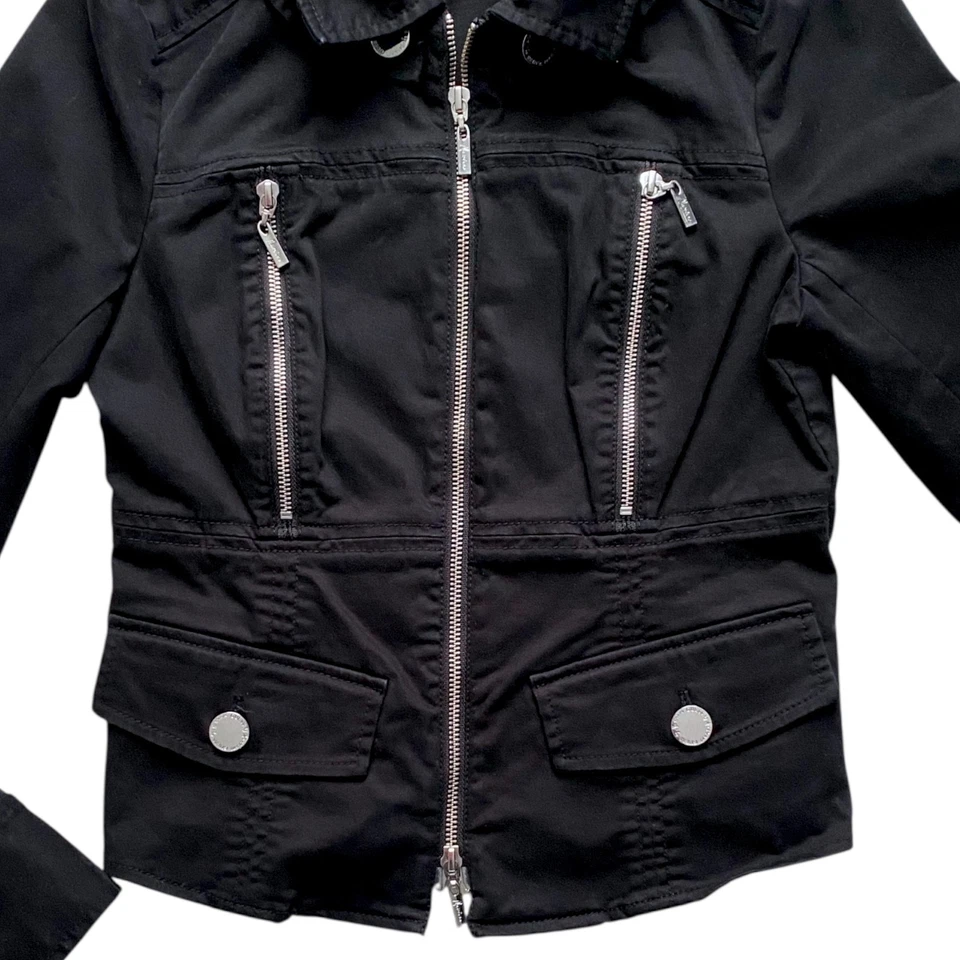 Chaqueta de motociclista Guess by Marciano para mujer con cremallera completa recortada negra plateada talla pequeña Foto 3 de 4