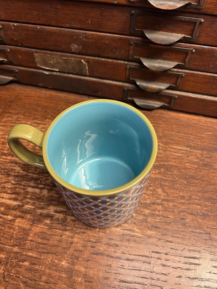 Taza de gres Anthropologie Parker monograma geométrico “T” verde púrpura naranja casi nueva Foto 4 de 4