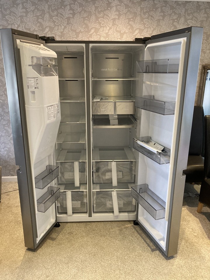 Hisense RS818N4IIE American Fridge Freezer Plumbed Ice And Water Wi