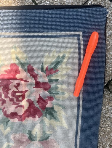 Vintage Aubusson French Style 80’s Petite Needlepoint Rug 66"x107” chainstitched - Picture 6 of 14